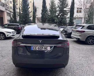 Wynajmij Tesla Model-X 2016 w Gruzji. Paliwo: Elektryczność. Moc: 333 KM ➤ Koszt od 300 GEL za dobę.