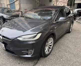 Wnętrze Tesla Model-X do wynajęcia w Gruzji. Doskonały samochód 8-osobowy. ✓ Skrzynia Automatyczna.