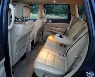 Wynajmij Jeep Grand Cherokee 2020 w Gruzji. Paliwo: Benzyna. Moc: 280 KM ➤ Koszt od 165 GEL za dobę.