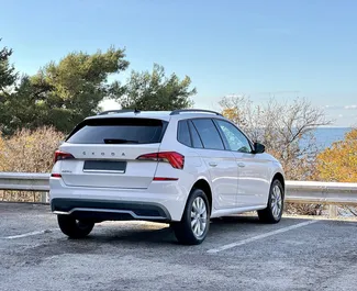 Wnętrze Skoda Kamiq do wynajęcia w Czarnogórze. Doskonały samochód 5-osobowy. ✓ Skrzynia Automatyczna.