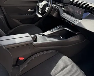 Wnętrze Peugeot 308 do wynajęcia w Czarnogórze. Doskonały samochód 5-osobowy. ✓ Skrzynia Automatyczna.