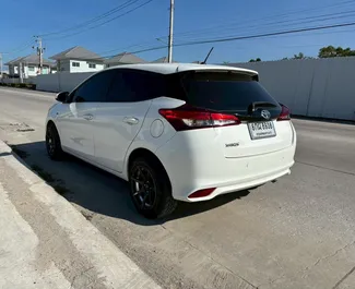 Toyota Yaris 2020 do wynajęcia na lotnisku Suvarnabhumi w Bangkoku. Limit przebiegu nieograniczony.