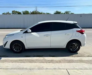 Wnętrze Toyota Yaris do wynajęcia w Tajlandii. Doskonały samochód 5-osobowy. ✓ Skrzynia Automatyczna.