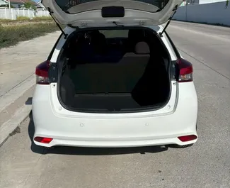 Wynajem samochodu Toyota Yaris nr 15336 (Automatyczna) na lotnisku Suvarnabhumi w Bangkoku, z silnikiem 1,5l. Benzyna ➤ Bezpośrednio od Worawut w Tajlandii.