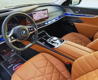 Wnętrze BMW 735i do wynajęcia w ZEA. Doskonały samochód 5-osobowy. ✓ Skrzynia Automatyczna.