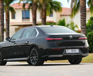 BMW 735i – samochód kategorii Premium, Luksusowy na wynajem w ZEA ✓ Depozyt 2000 AED ✓ Ubezpieczenie: [].