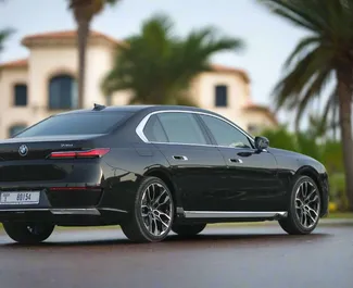 BMW 735i 2025 do wynajęcia w Dubaju. Limit przebiegu 250 km/dzień.