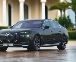 Wynajmij BMW 735i 2025 w ZEA. Paliwo: Benzyna. Moc:  KM ➤ Koszt od 750 AED za dobę.