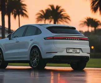 Wynajmij Porsche Cayenne 2025 w ZEA. Paliwo: Benzyna. Moc:  KM ➤ Koszt od 930 AED za dobę.