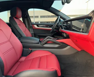 Porsche Cayenne 2025 do wynajęcia w Dubaju. Limit przebiegu 250 km/dzień.
