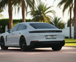 Porsche Panamera 2025 do wynajęcia w Dubaju. Limit przebiegu 250 km/dzień.