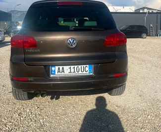 Wynajmij Volkswagen Tiguan 2013 w Albanii. Paliwo: Diesel. Moc: 177 KM ➤ Koszt od 16 EUR za dobę.