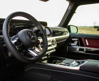 Wnętrze Mercedes-Benz G63 AMG do wynajęcia w ZEA. Doskonały samochód 5-osobowy. ✓ Skrzynia Automatyczna.
