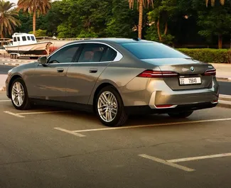 Wynajmij BMW 520i 2025 w ZEA. Paliwo: Benzyna. Moc:  KM ➤ Koszt od 400 AED za dobę.