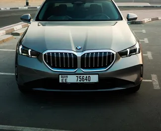 Wypożyczalnia BMW 520i w Dubaju, ZEA ✓ Nr 15324. ✓ Skrzynia Automatyczna ✓ Opinii: 0.