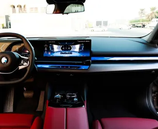 BMW 520i – samochód kategorii Premium na wynajem w ZEA ✓ Depozyt 2000 AED ✓ Ubezpieczenie: OC.