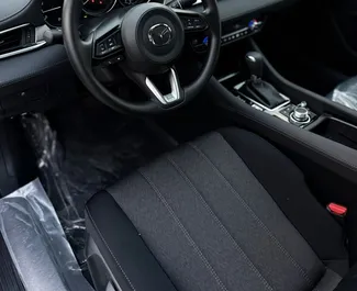 Mazda 6 2025 do wynajęcia w Dubaju. Limit przebiegu 250 km/dzień.