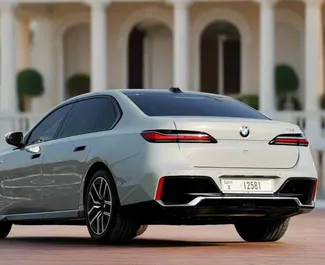 Wynajmij BMW 735i 2024 w ZEA. Paliwo: Benzyna. Moc:  KM ➤ Koszt od 750 AED za dobę.