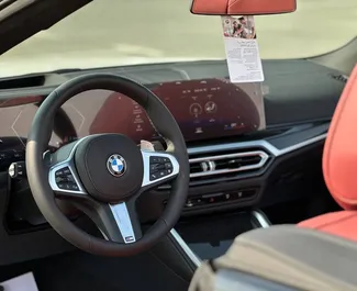 BMW 430i Cabrio 2024 do wynajęcia w Dubaju. Limit przebiegu 250 km/dzień.