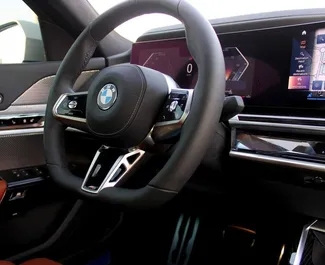 BMW 735i – samochód kategorii Premium, Luksusowy na wynajem w ZEA ✓ Depozyt 2000 AED ✓ Ubezpieczenie: OC.