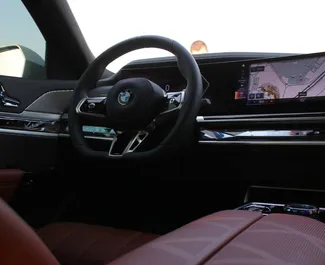 BMW 735i 2024 do wynajęcia w Dubaju. Limit przebiegu 250 km/dzień.