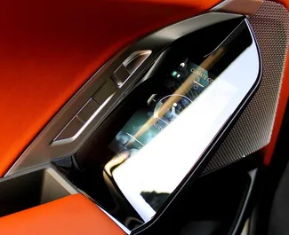 Wnętrze BMW 735i do wynajęcia w ZEA. Doskonały samochód 5-osobowy. ✓ Skrzynia Automatyczna.