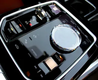 BMW 735i 2024 – wynajem od właścicieli w Dubaju (ZEA).