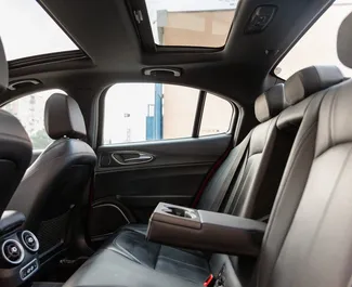 Wnętrze Alfa Romeo Giulia do wynajęcia w Gruzji. Doskonały samochód 5-osobowy. ✓ Skrzynia Automatyczna.