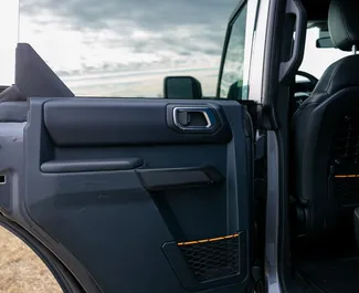 Wnętrze Ford Bronco do wynajęcia w Gruzji. Doskonały samochód 5-osobowy. ✓ Skrzynia Automatyczna.