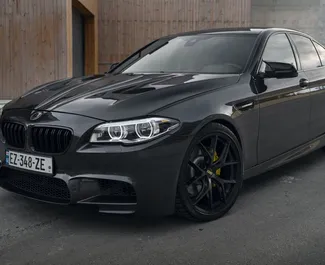BMW 535 – samochód kategorii Premium na wynajem w Gruzji ✓ Depozyt 550 GEL ✓ Ubezpieczenie: OC, SCDW, Pasażerowie, Od Kradzieży, Młody.