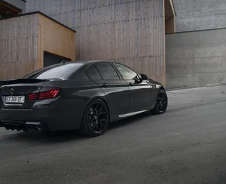 Wnętrze BMW 535 do wynajęcia w Gruzji. Doskonały samochód 5-osobowy. ✓ Skrzynia Automatyczna.