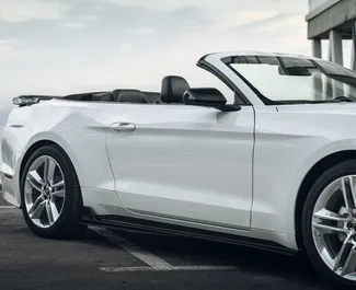 Wnętrze Ford Mustang GT Cabrio do wynajęcia w Gruzji. Doskonały samochód 4-osobowy. ✓ Skrzynia Automatyczna.