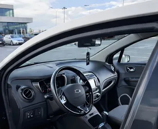 Wnętrze Renault Kaptur do wynajęcia w Albanii. Doskonały samochód 5-osobowy. ✓ Skrzynia Automatyczna.