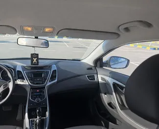 Wnętrze Hyundai Elantra do wynajęcia w Albanii. Doskonały samochód 5-osobowy. ✓ Skrzynia Automatyczna.