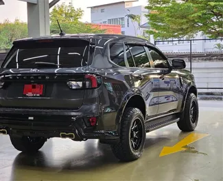 Ford Everest 2023 do wynajęcia w Phuket. Limit przebiegu nieograniczony.