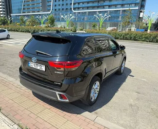 Wynajmij Toyota Highlander 2019 w Gruzji. Paliwo: Hybryda. Moc: 200 KM ➤ Koszt od 110 GEL za dobę.