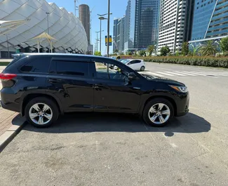 Wnętrze Toyota Highlander do wynajęcia w Gruzji. Doskonały samochód 7-osobowy. ✓ Skrzynia Automatyczna.