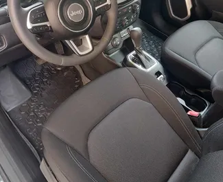Wynajmij Jeep Renegade 2021 w Gruzji. Paliwo: Benzyna. Moc: 169 KM ➤ Koszt od 70 GEL za dobę.