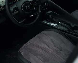 Wnętrze Hyundai Elantra do wynajęcia w Kazachstanie. Doskonały samochód 5-osobowy. ✓ Skrzynia Automatyczna.