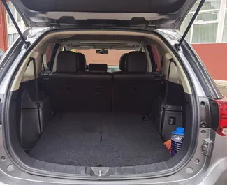 Wnętrze Mitsubishi Outlander do wynajęcia w Gruzji. Doskonały samochód 7-osobowy. ✓ Skrzynia Automatyczna.