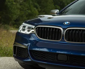 Silnik Benzyna 4,4 l – Wynajmij BMW 5-Series w Tbilisi.