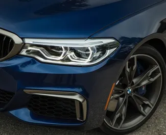 Wnętrze BMW 5-Series do wynajęcia w Gruzji. Doskonały samochód 5-osobowy. ✓ Skrzynia Automatyczna.
