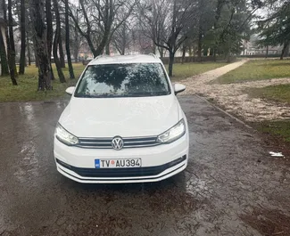 Volkswagen Touran 2019 do wynajęcia w Budvie. Limit przebiegu nieograniczony.