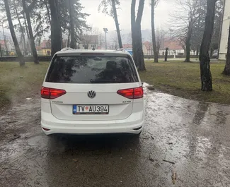 Volkswagen Touran – samochód kategorii Komfort, Minivan na wynajem w Czarnogórze ✓ Bez Depozytu ✓ Ubezpieczenie: OC, Pasażerowie, Bez Depozytu.