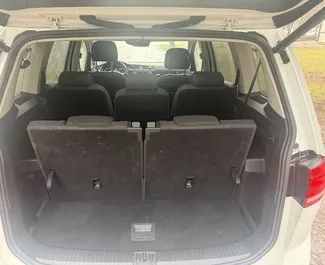 Wynajmij Volkswagen Touran 2019 w Czarnogórze. Paliwo: Diesel. Moc: 150 KM ➤ Koszt od 50 EUR za dobę.