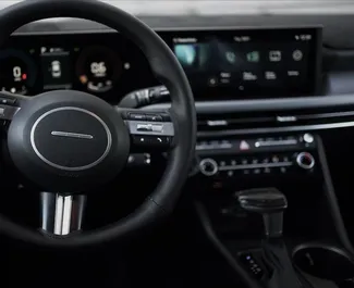 Wnętrze Hyundai Sonata do wynajęcia w Kazachstanie. Doskonały samochód 5-osobowy. ✓ Skrzynia Automatyczna.