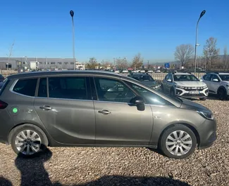 Opel Zafira 2021 do wynajęcia na lotnisku w Tiranie. Limit przebiegu nieograniczony.