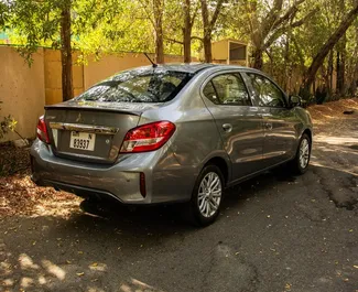 Wynajmij Mitsubishi Attrage 2024 w ZEA. Paliwo: Benzyna. Moc: 100 KM ➤ Koszt od 55 AED za dobę.