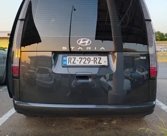 Wynajmij Hyundai Staria 2024 w Gruzji. Paliwo: Benzyna. Moc: 225 KM ➤ Koszt od 420 GEL za dobę.