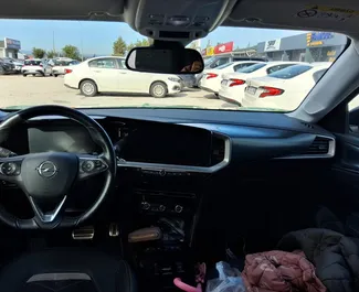 Wynajmij Opel Mokka 2023 w Turcji. Paliwo: Benzyna. Moc: 115 KM ➤ Koszt od 48 USD za dobę.